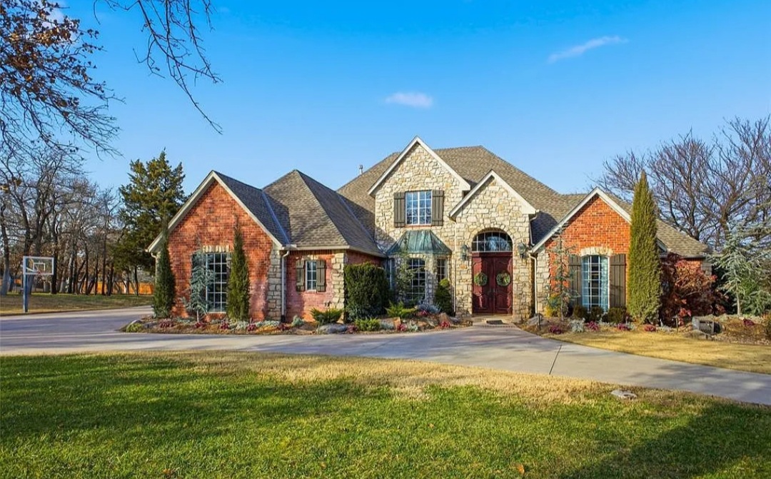 PROPERTY WHICH OFFERS ELEGANCE ,COMFORT AND VERSATALITY